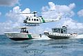 Helikopter Bell UH-1 und seegängige Boote des CBP