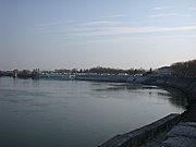 Il fiume Rodano al centro della città di Arles