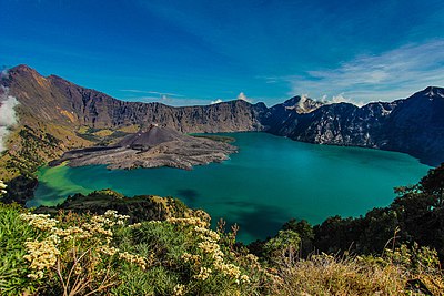 Danau Segara Anak, danau kawah di kaldera yang terbentuk selama letusan Gunung Samalas pada tahun 1257 di Lombok