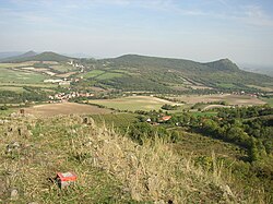 Pohled z vrcholu Plešivce na Vlastislav (v údolí vlevo) a Chrastnou (v popředí vpravo)