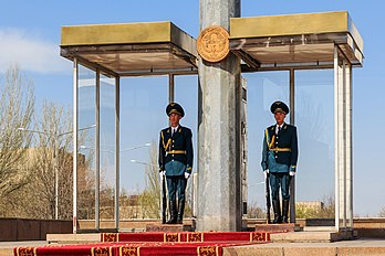 Guardas de honra na praça Ala-Too em Bisqueque, Quirguistão. (definição 4 425 × 2 950)