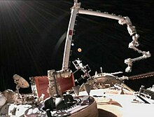 核心舱大机械臂与实验舱小机械臂连接后的画面，总长约为空间站装备的10米长大机械臂