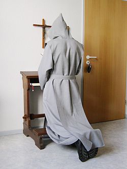 Imádkozó trappista szerzetes