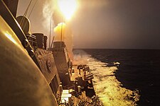 USS Carney eskadrali minatashuvchi kemasi Husiylarning raketalarini urib tushirmoqda.