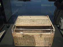 Runenkästchen von Auzon, Deckel und Rückseite, England, 700 n. Chr., aufgefunden in Frankreich