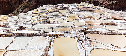 Trabalhador transportando um saco de sal extraído das salinas de Maras, oeste de Cusco, Peru. (definição 8 688 × 3 875)