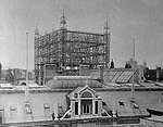 Telefonledningarna från byggnadens tak 1896