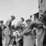 長洲島の住民に対して米を配布する英軍兵士。日本占領後期の香港は深刻な食料不足に見舞われ、香港解放時には市民のほとんどが栄養失調に陥っていた。そのため英軍は香港に食糧を運び込み、食糧不足の状態を緩和する必要があった[28]
