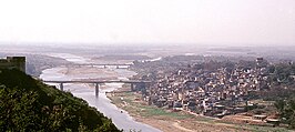 Zicht op de stad Jammu aan de rivier Tawi