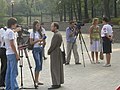 Журналісти телеканалу беруть інтерв'ю в Георгія Гуляєва під час благодійної акції «Водоспад надії», 2010 рік