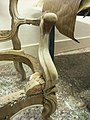 Restaureeritava rokokoo stiilis pähklipuust tooli detail