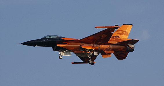 Hollanda Kraliyet Hava Kuvvetleri'nin akrotimi Solo Display Team'e ait F-16, Radom'da düzenlenmiş Air Show 2009 öncesindeki eğitim uçuşu sırasında iniş yaklaşımında. (Üreten: Łukasz Golowanow & Maciek Hypś, Konflikty.pl)