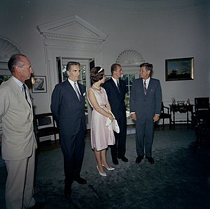 Joan Carles, junt amb la Princesa Sofia, l'ambaixador espanyol als Estats Units Antonio Garrigues i John F. Kennedy, al Despatx Oval de la Casa Blanca, agost de 1962