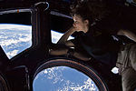 Tracy Caldwell Dyson en el módulo de Cúpula de la ISS
