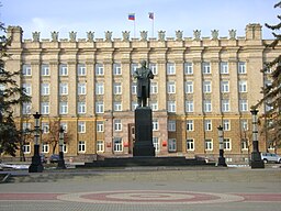 Leninmonument framför Belgorod oblasts hus.