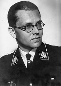 Philipp Bouhler år 1936. Bouhler bär kragspeglar för SS-Obergruppenführer som de såg ut före april 1942.[1]