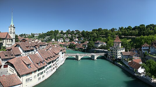 Bern şehri ve içinden geçen Aare nehri. 295 km'lik uzunluğuyla İsviçre'nin en uzun nehri olan Aare'nin yolu üzerinde başkent Bern de bulunmaktadır. Alpler'de doğan nehir Ren Nehri'yle birleşir. Ortada görülen köprü ise Nydegg Köprüsü'dür.(Üreten:Dschwen)