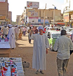 В Хартуме (Судан, 2011) — Практикующий культурное путешествие носит туземную одежду