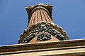 La colonna. / The column.
