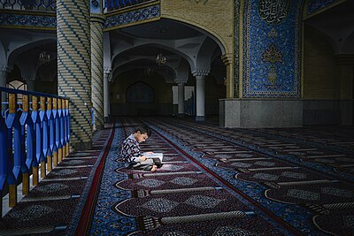 Seorang anak membaca di Masjid Darul Ihsan, Sanandaj, Iran