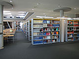 Sisänäkymää kansalliskirjaston lukusalista Frankfurtin toimipisteessä.