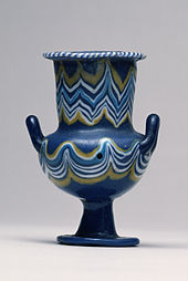 Vas decorat din sticlă de cobalt din Egiptul Antic (1450–1350 î.Hr.)