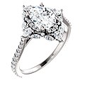 Ring met ovaal geslepen diamant in het midden, omgeven door marquise geslepen, peervormige en ronde diamanten.