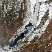 Spomladanski led se tali na Bajkalskem jezeru, 4. maja: vidi se z ledom pokrit sever, medtem ko je večji del juga že brez ledu.