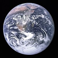 'n Kleurbeeld van die Aarde soos gesien vanaf Apollo 17.