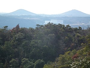 シビレ山山麓から見る三木方面（雌岡山・雄岡山）