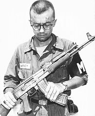 越南戰爭中，美國陸軍憲兵正在檢視所繳獲的AK-47突擊步槍。