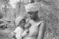Mãe de pé a amamentar o seu bebé, Canjambari, Guiné-Bissau, 1973