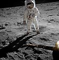 Buzz Aldrin er yn Eayst ayns fotograf va jeant ec Neil Armstrong, as eh hene ry-akin ayns scaa-eddin Aldrin lesh y Dowan, y Moddyl Eaystagh Eagle, as brattagh ny Steatyn Unnaneysit