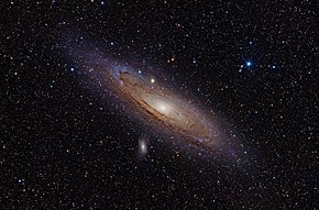 Galaxie v Andromedě spolu se svými dvěma satelity