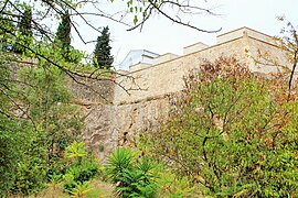 Tres lienzos del baluarte próximos al entronque con los de La Alcazaba.