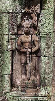 Baixo-relevo de um dvarapala em Banteay Kdei, Angkor, Camboja. (definição 2 800 × 5 100)