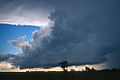 Awan kumulonimbus di Oklahoma Tengah. Aliran naik adalah massa awan besar di tengah foto.