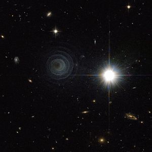ペガスス座LL星を取り巻く原始惑星状星雲IRAS 23166+1655。連星同士の公転により、放出された物質がらせん状の渦を描いている。