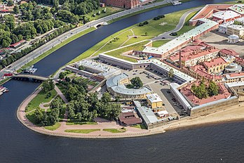 Vista aérea da Fortaleza de São Pedro e São Paulo e o Arquivo militar, ambos na ilha Zayachy, São Petersburgo, Rússia (definição 5 062 × 3 375)