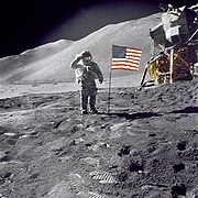 ديفيد سكوت يحيي العلم الأمريكي خلال مهمة أبولو 15، تظهر أذرع المؤشر المتصالب باهتة على الشرائط البيضاء للعلم (مُعرف الصورة: إيه إس 15-88-11863).