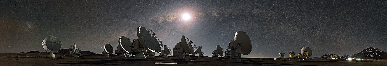 De Atacama Large Millimeter Array, een gigantisch observatorium van 66 radiotelescopen in Noord-Chili. De atmosfeer is daar zo droog en helder, dat de telescopen het hele jaar lang met minimale interferentie kunnen opereren.