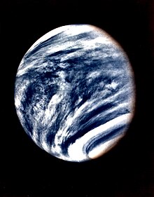 Vue UV de la planète, on peut observer les nuages.