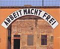 Surskribaĵo Arbeit macht frei (germane, Laboro liberigas) ĉe la Gestapo-malliberejo de la koncentrejo Theresienstadt. Naziismo estis ideologio kiu gapigas pro la enorme teruraj konsekvencoj de sia aplikado. La moto pri liberiga laboro estas ekzemplo de trudideologio