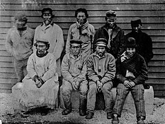 مجموعة من الصيادين الأليوت Aleuts من "جزيرة بيرينغ". التقطت الصورة ما بين 1884 و1886. كان مضيق بيرينغ عبر التاريخ ممراً للسكان المحليين. المصدر: http://tapaskesis.livejournal.com/23433.html.