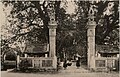 Cổng vào đền Voi Phục chụp năm 1883