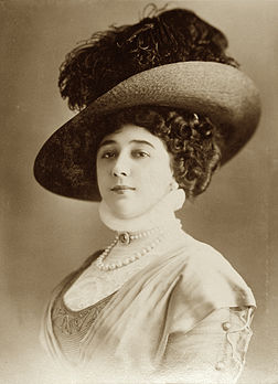 Carolina “La Belle” Otero, fotografada por Jean Reutlinger. (definição 1 640 × 2 268)