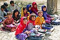 3.8 - 9.8: Scolaras d'ina scola en la provinza Paktia en Afganistan. L'instrucziun ha lieu sut tschiel avert perquai che la scola na dispona betg d'ina chasa da scola.