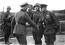  Ofițer german și ofițer sovietic dând mâna la sfârșitul colaborării în invadarea Polonei
