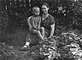 Владимир Путин в детстве со своей мамой Марией Ивановной Путиной