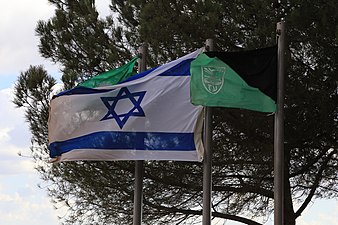 ’n Israeliese vlag by die Emek haBagá-monument